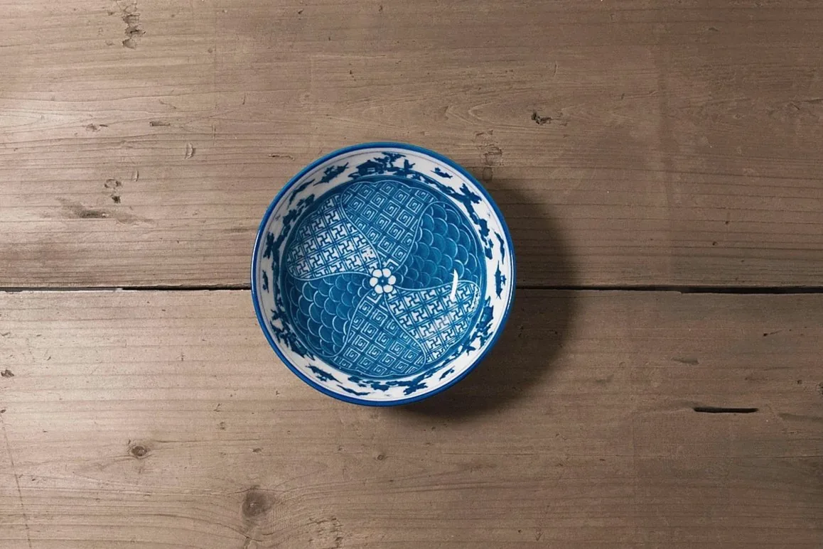 和風の陶器のボウルと皿のコレクション
