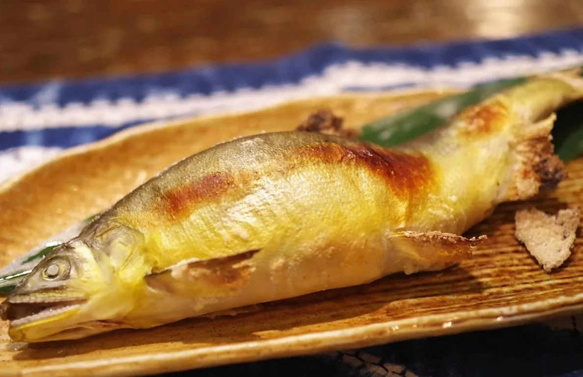 竹の皿にのせた鮎の塩焼き
